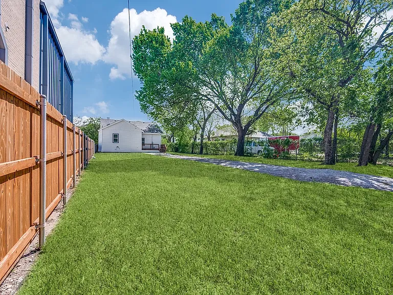 1704 S Jennings Ave — Photo 24