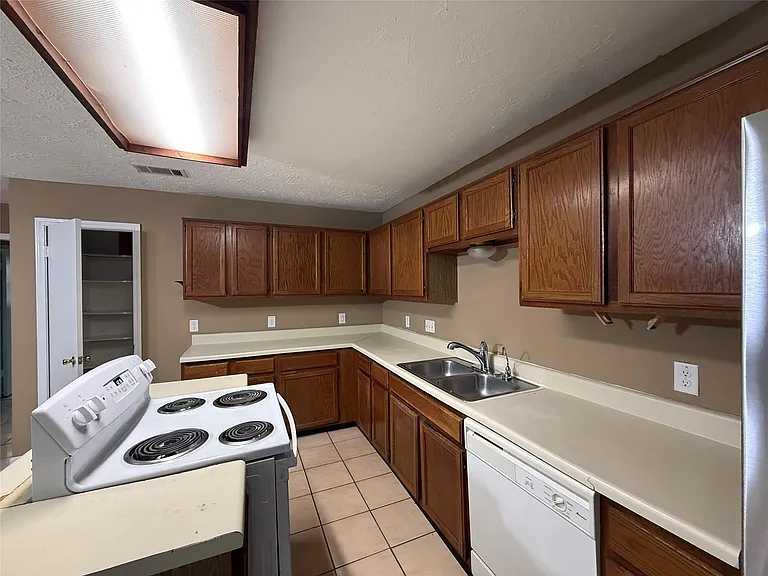 13218 Avonshire Dr — Photo 5