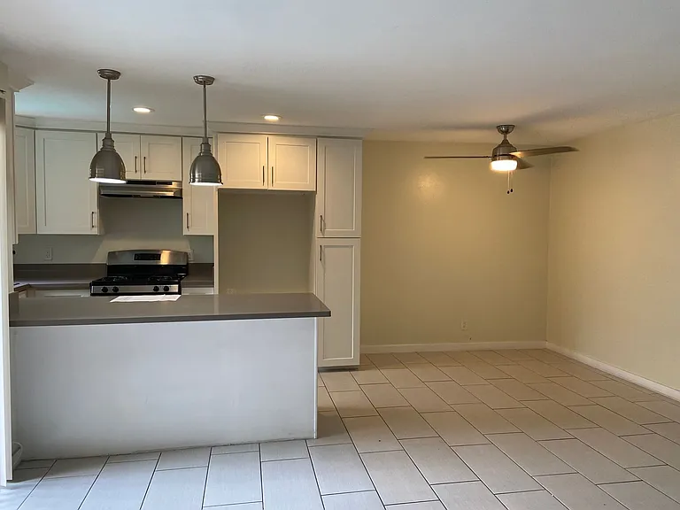 Tarzana Terrace Apartments — Photo 22
