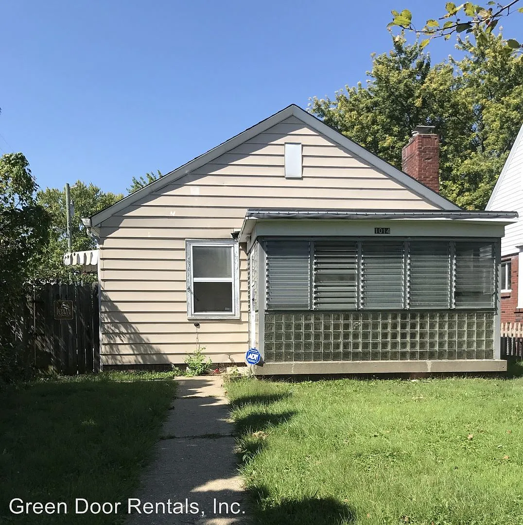 1014 N Bosart Ave photo 1