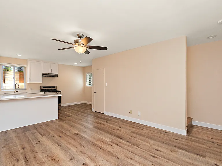 430 N Maria Ave — Photo 7