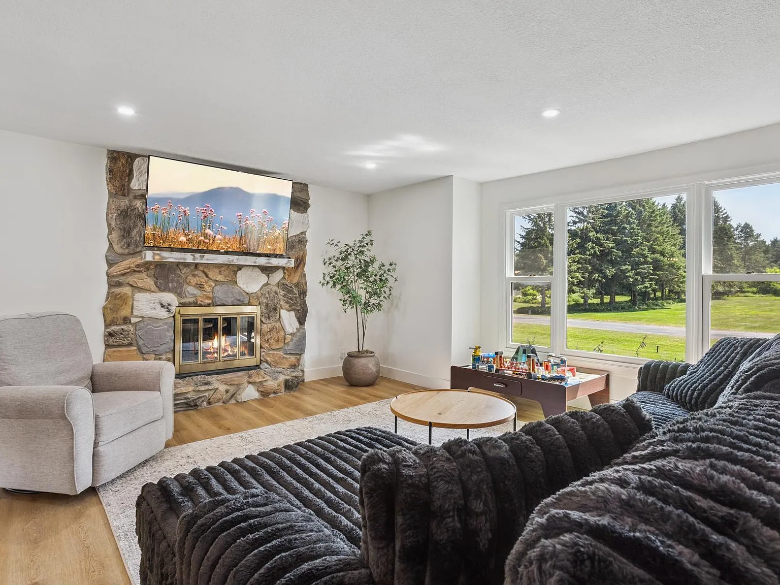 4 bed, 2.5 bath, 2718 sqft, $4,200 — Photo 3