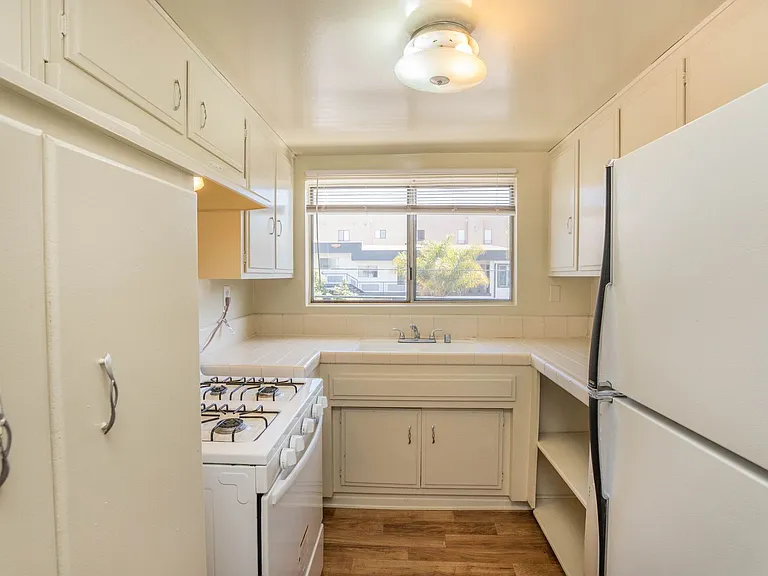 963 S Barrington Ave #7 — Photo 6