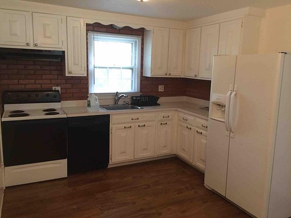 2nd image of 137 1/2 Vernon Ave #F-1