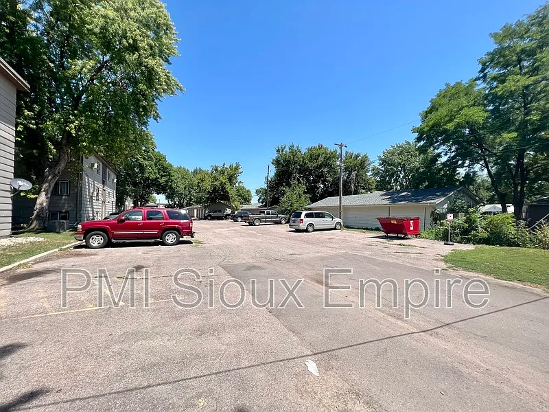 2 bed, 1.0 bath, 700 sqft, $800 — Photo 2