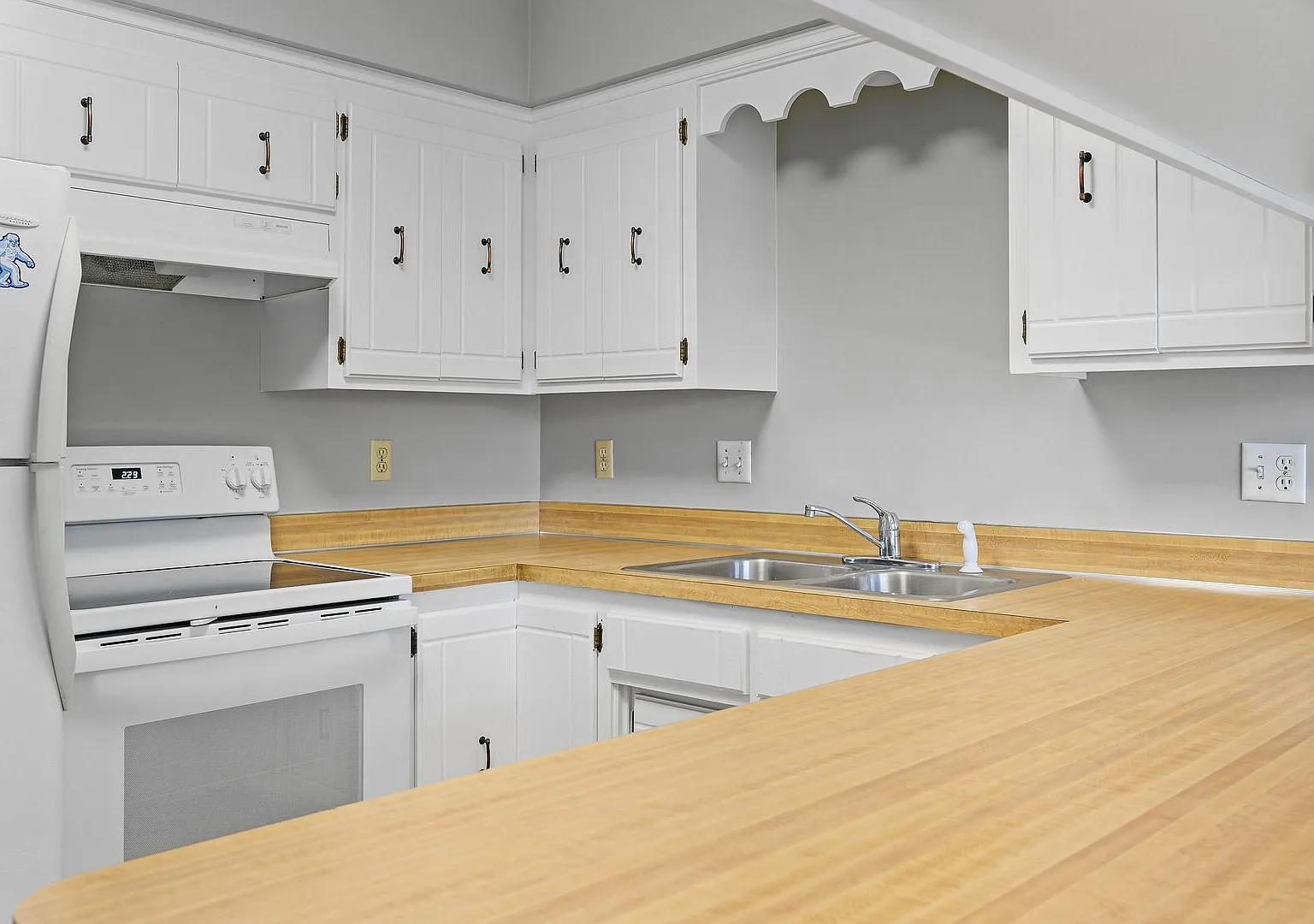 3BR/2Bath Townhome Available Early Sept! — Photo 4