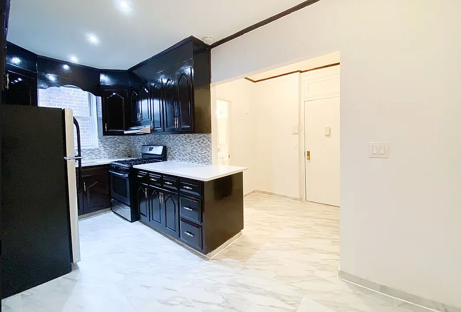 1st image of 2547 22nd St APT 2R