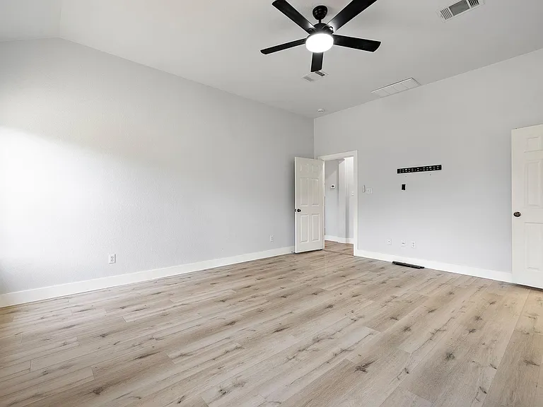 502 Sherwood Ct — Photo 13