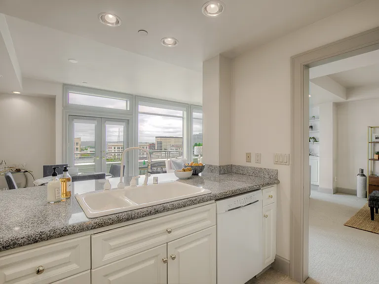 2825 Colby Ave — Photo 17