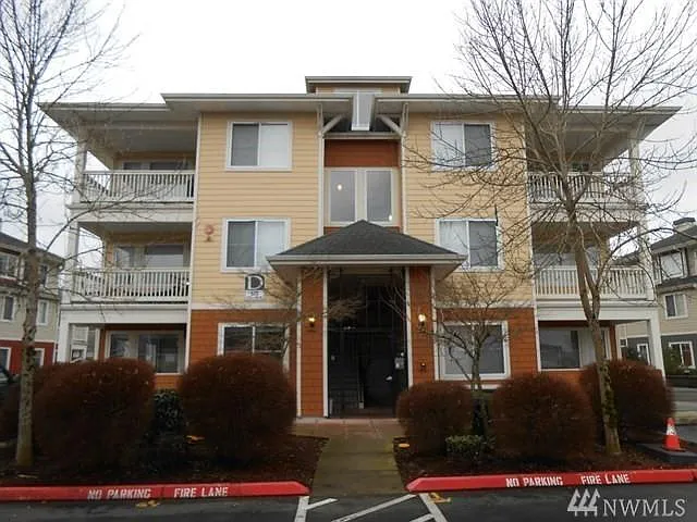 525 225th Ln NE #D304 — Photo 1