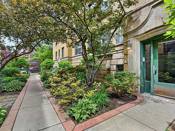 2nd image of 7033 N Sheridan Rd #G