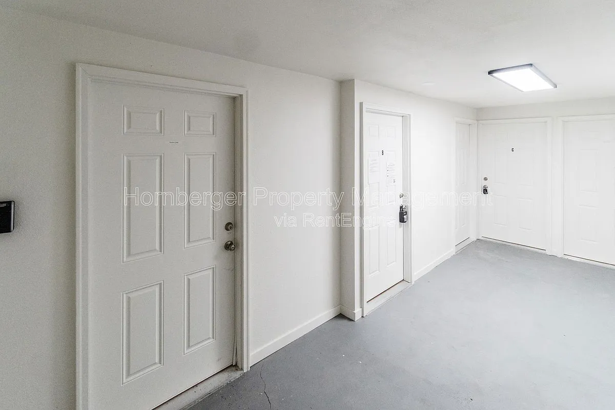 Building Photo - 911 E Bridgeport Ave #B