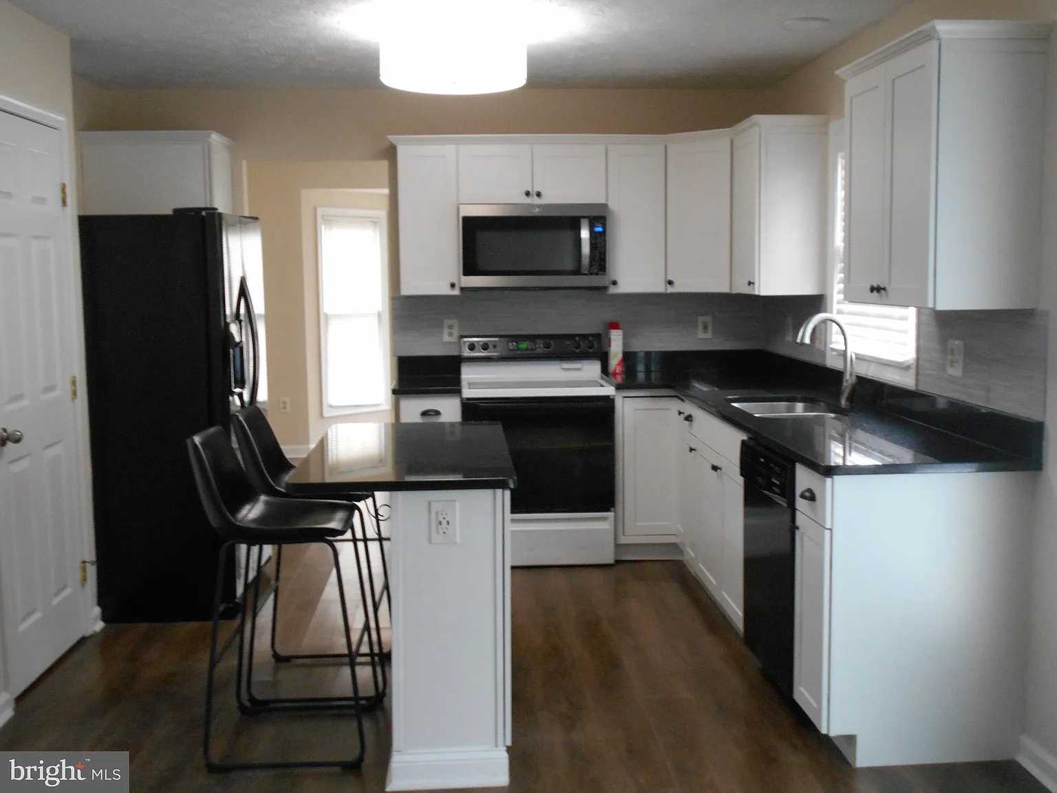 4 bed, 2.5 bath, 1826 sqft, $3,550 — Photo 2