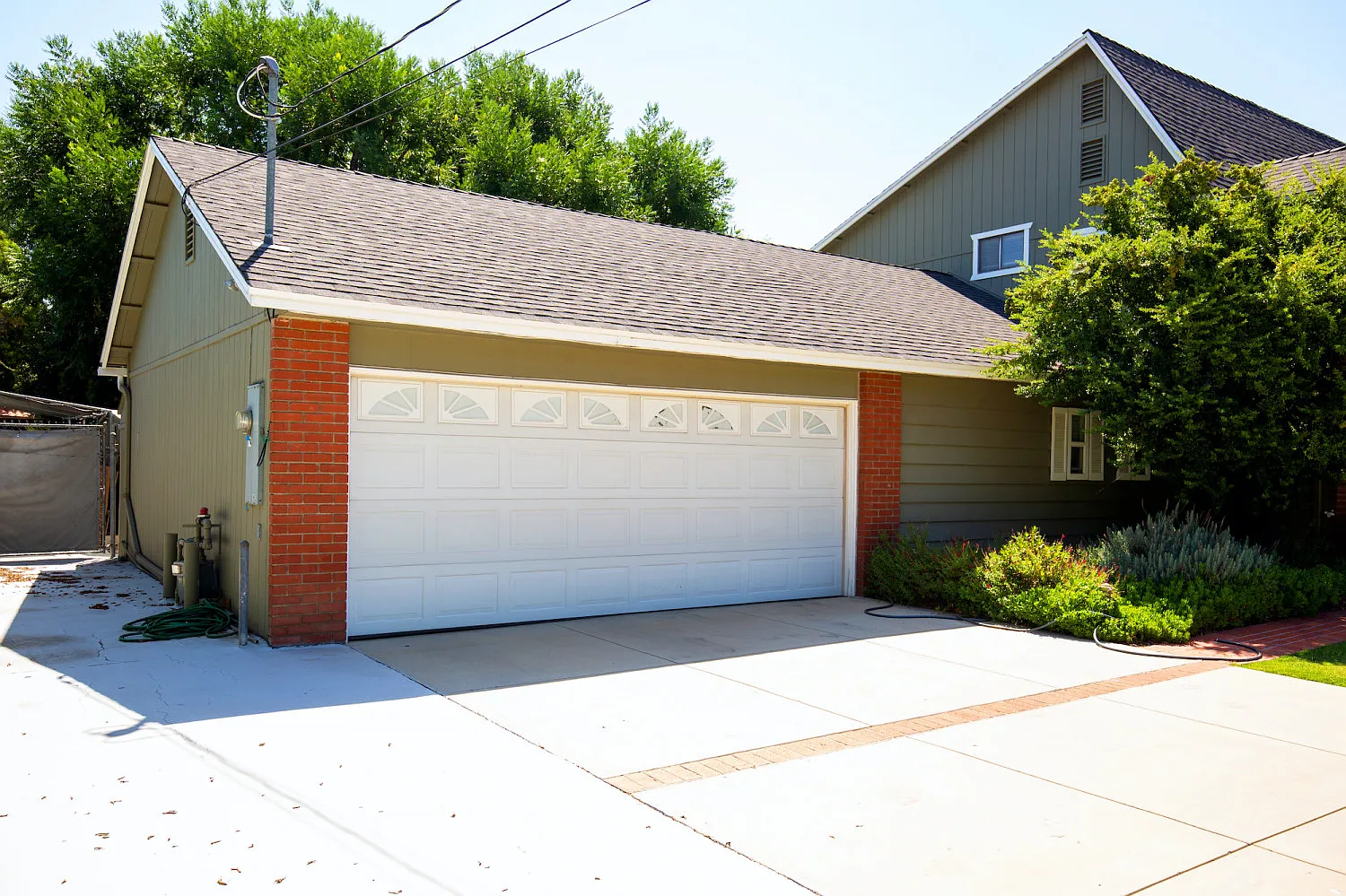 4 bed, 2.5 bath, 2578 sqft, $8,495 — Photo 2