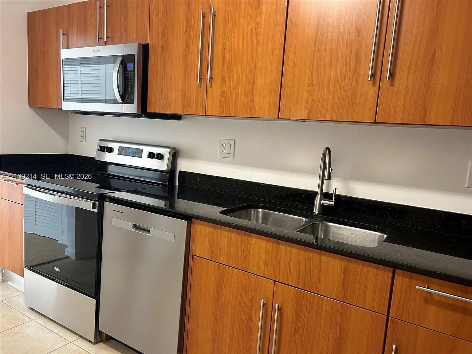 Residences On Hollywood B — Photo 3
