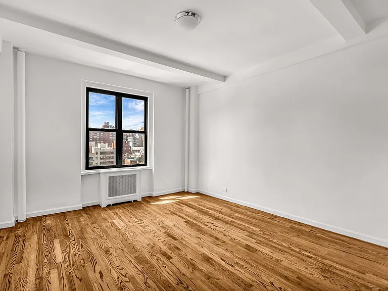 208 W 23rd St #912 — Photo 3