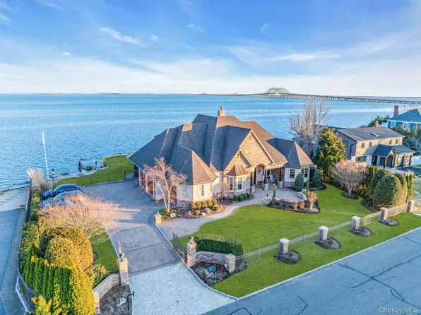 4 Shoal Drive, West Islip, NY 11795