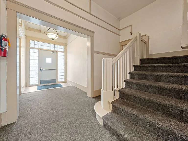 207 Chester Ave — Photo 19