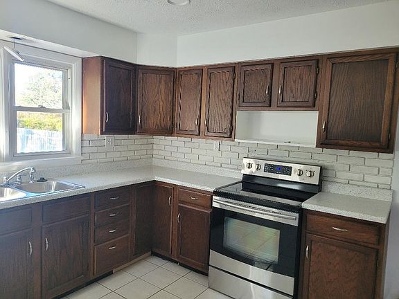 3rd image of 40 Lark Ave