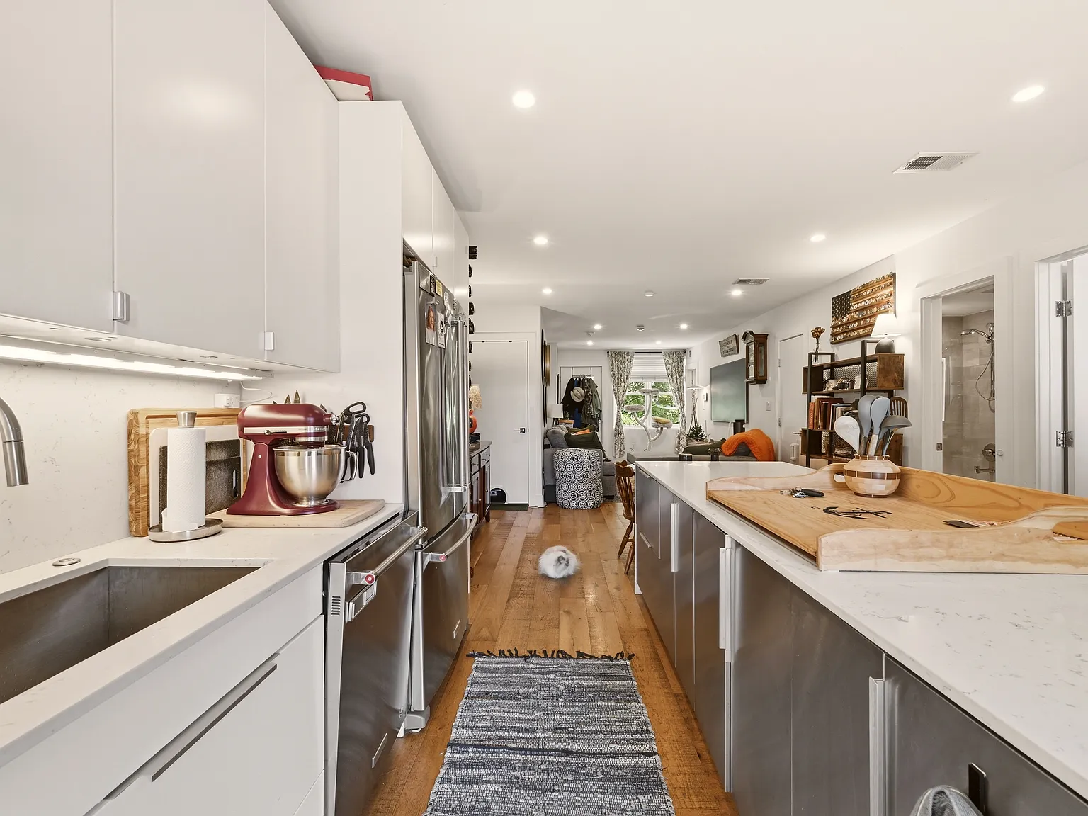 2 bed, 832 sqft, $3,000 — Photo 3