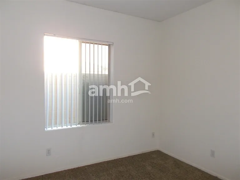 11621 W Lincoln St — Photo 8