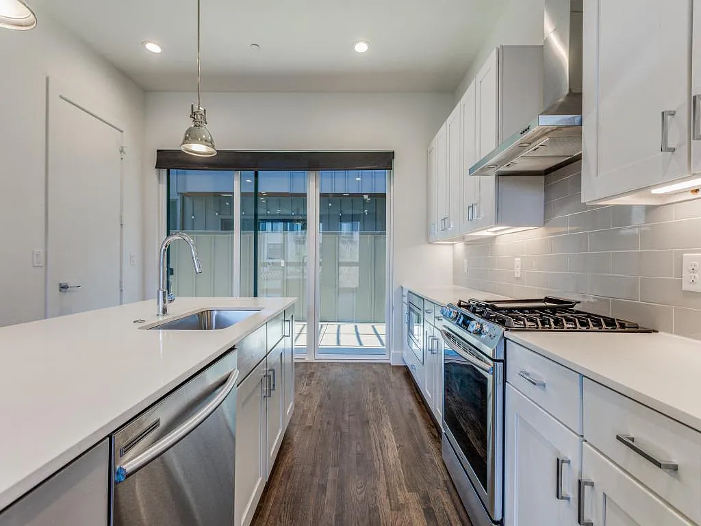 2 bed, 2.5 bath, 1488 sqft, $3,200 — Photo 2