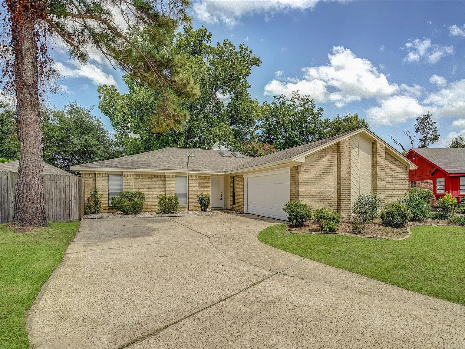 4 bed, 2.0 bath, 1677 sqft, $2,000 — Photo 1