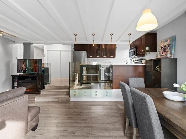 341 Mahon Ave #201, North Vancouver, BC V7M 3E1