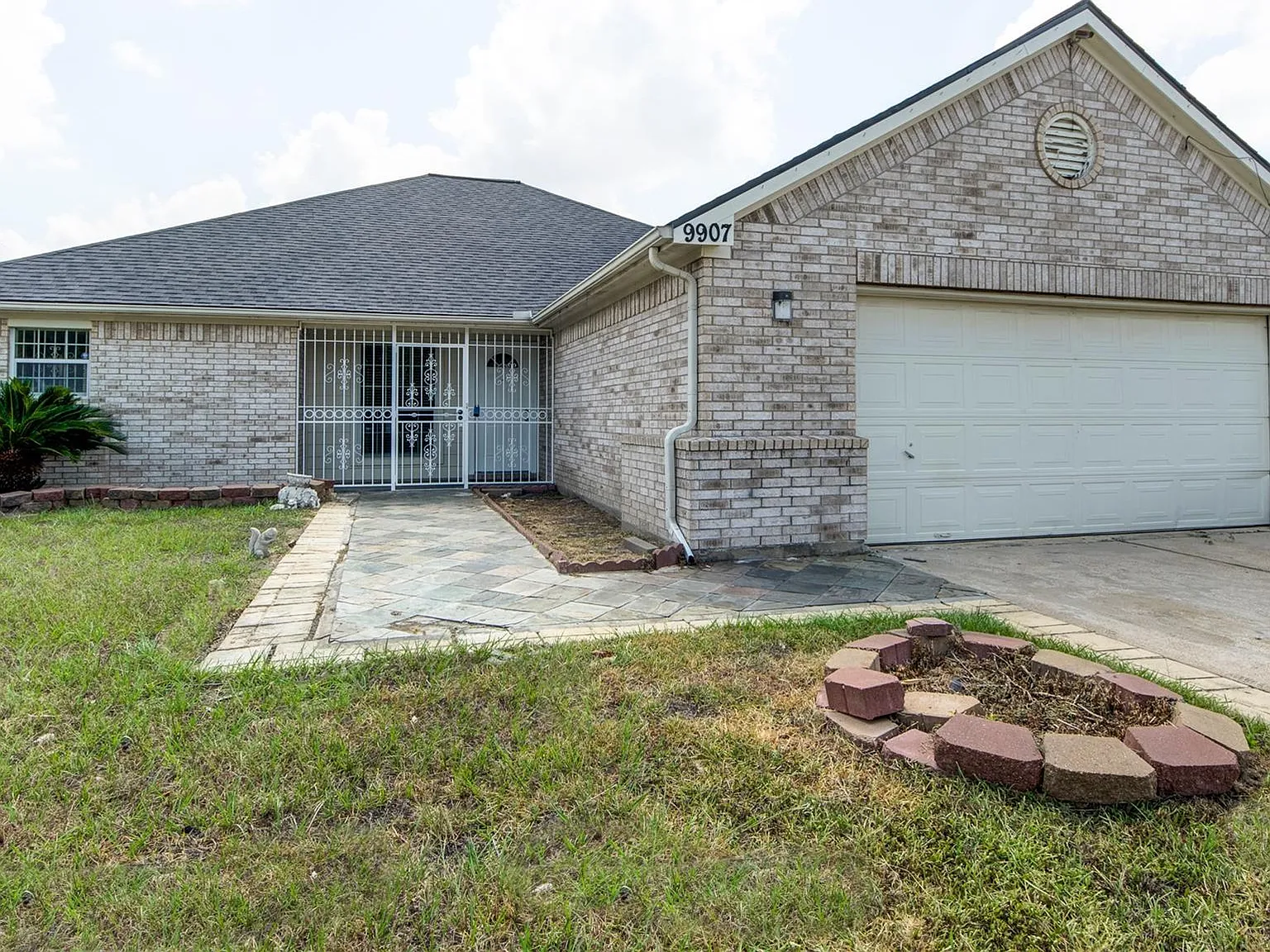 4 bed, 2.0 bath, 2514 sqft, $2,000 — Photo 2
