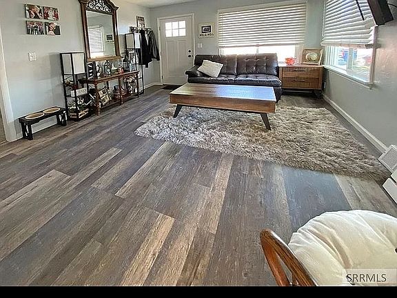 4th image of 462 NE Main St