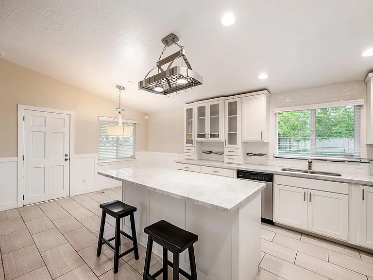 1844 E Southmoor Dr — Photo 4