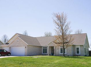 1012 N Possum Trl, Villa Grove, IL 61956