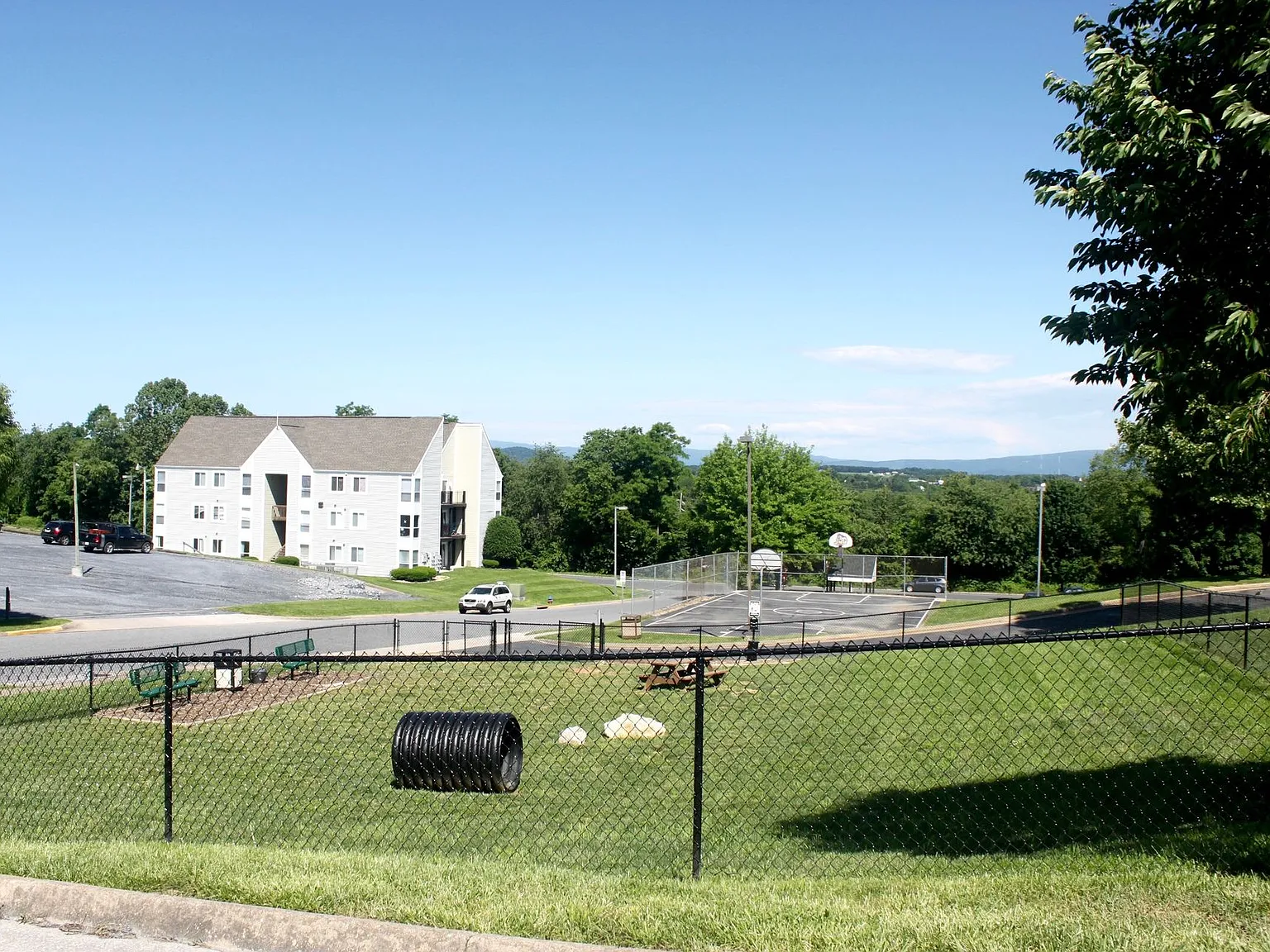 Completely Remodeled 3 bedroom 3 full bath condo in Hunters Ridge right by JMU's main entrance! — Photo 1