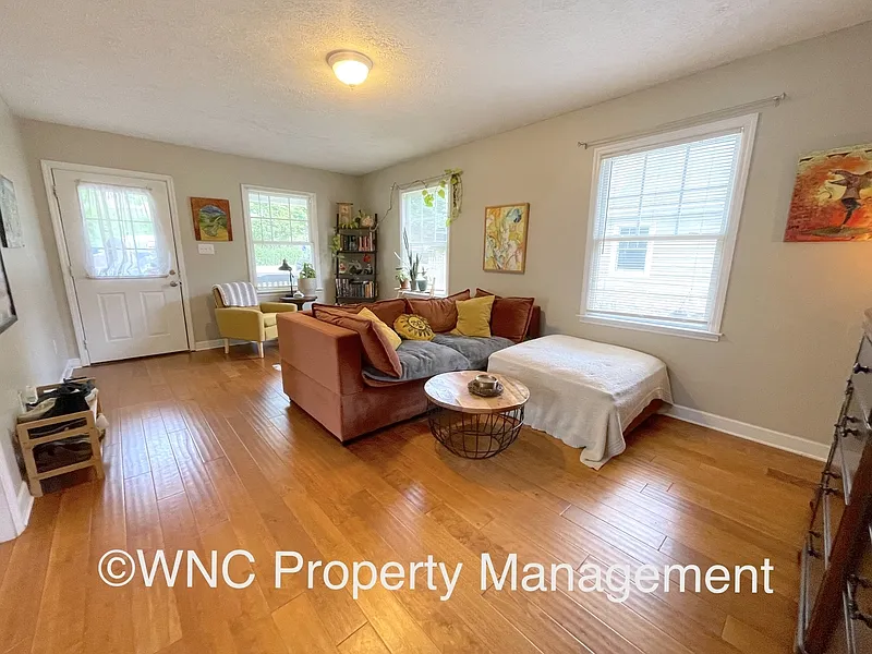3 bed, 2.0 bath, 1200 sqft, $1,950 — Photo 2