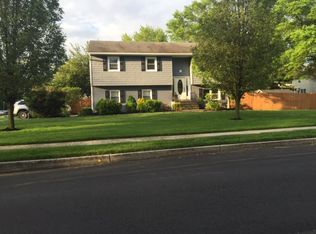 15 Crystal Ct, Middletown, NJ 07748