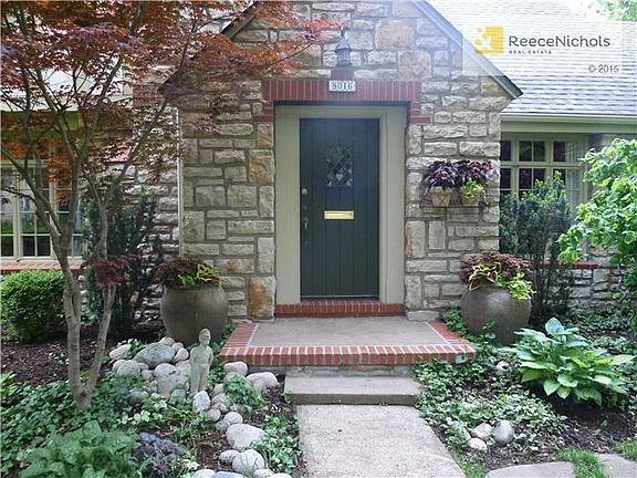 FRONT DOOR CLOSE UP