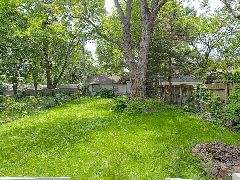 815 W 77th St — Photo 33