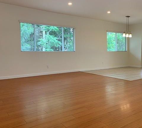 3rd image of 5708 Woodman Ave