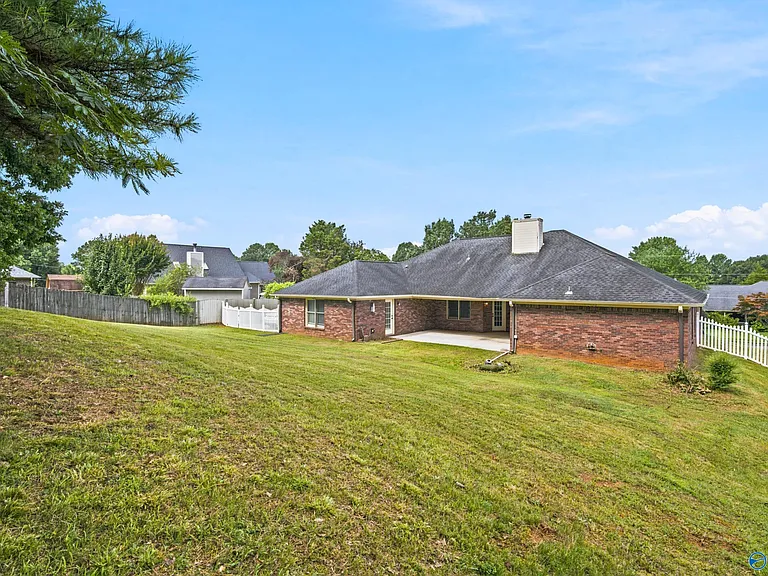 135 Castleton Dr — Photo 18