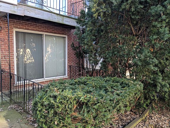 2nd image of 9850 El Cameno Ln APT 1W