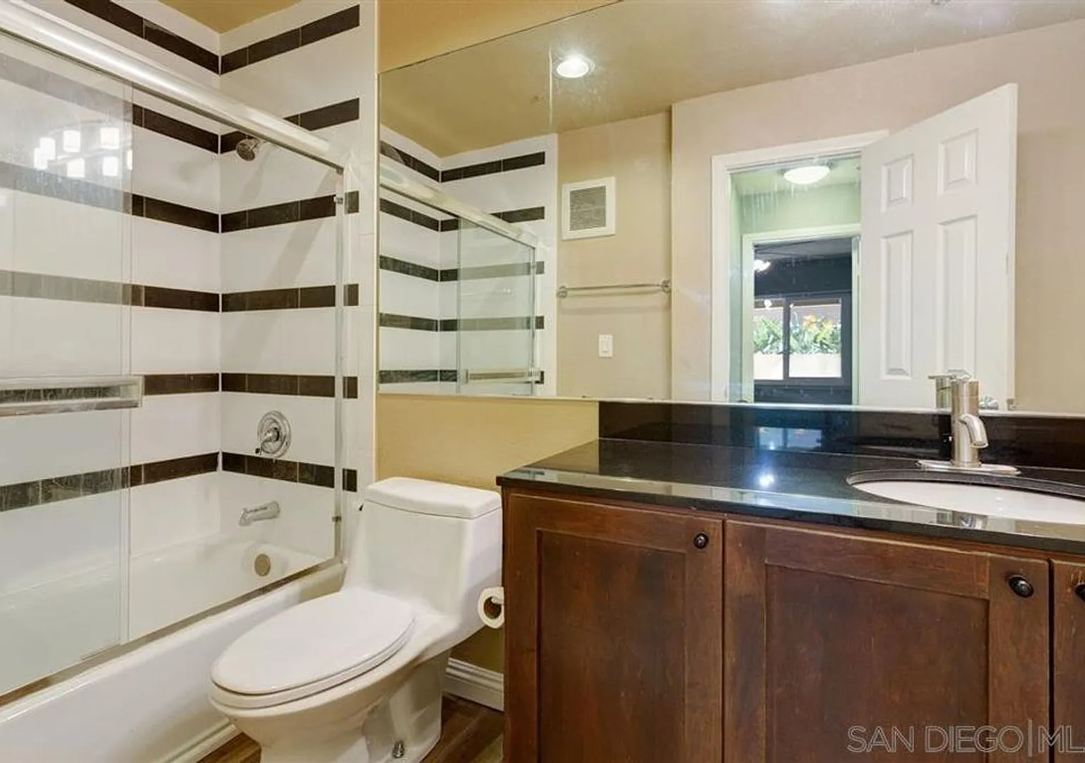 San Diego /La Jolla UTC- Two Weeks FREE Luxury Updated Condo -Dual Master w/ Large private Patio-... — Photo 3