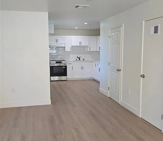 837 E 33rd St — Photo 10