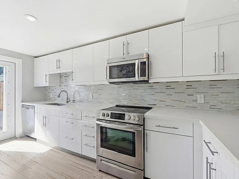 1610 NE 7th St — Photo 5