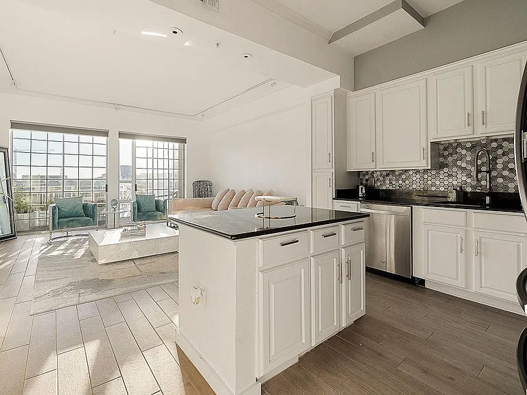 3225 Turtle Creek Blvd #814 — Photo 6