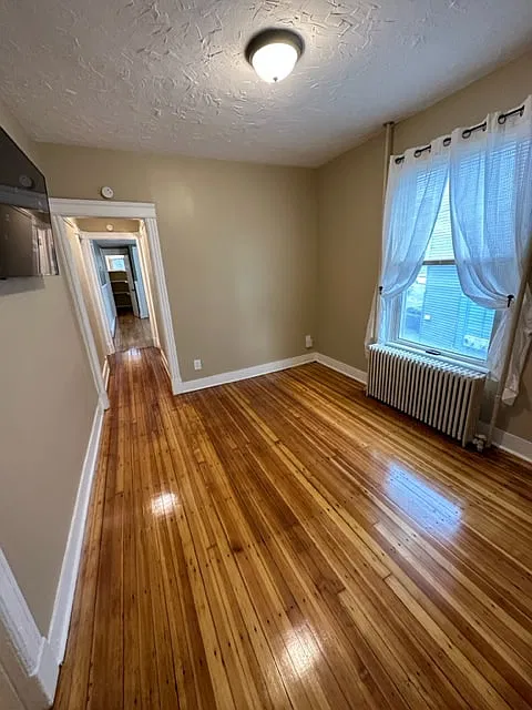 4 bed, 1.5 bath, 1100 sqft, $2,100 — Photo 3