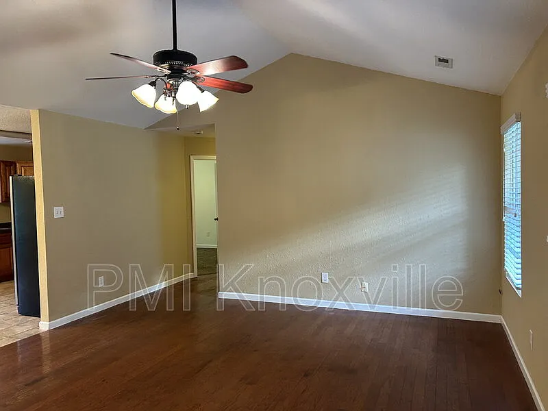 3 bed, 2.0 bath, 1316 sqft, $1,950 — Photo 3