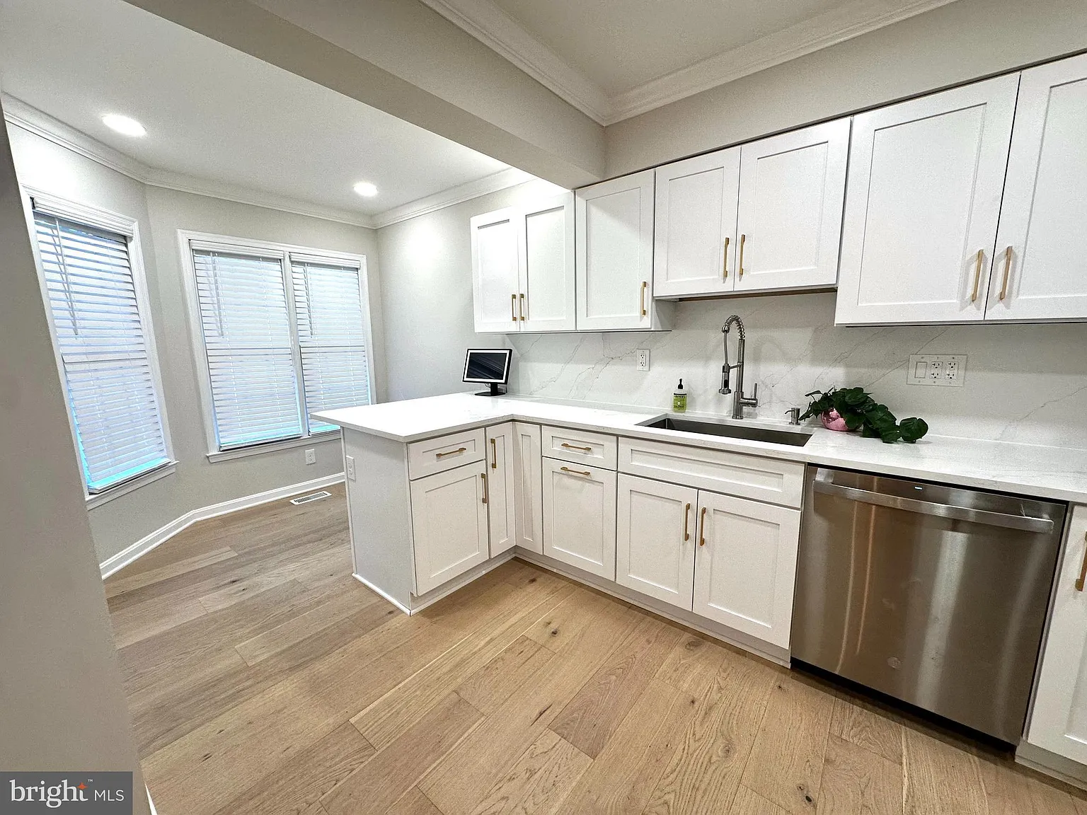 3 bed, 3.5 bath, 2799 sqft, $4,000 — Photo 3