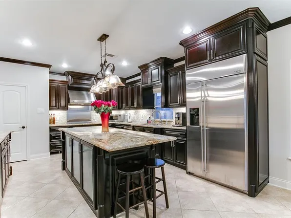 11122 N Country Club Green Dr, Tomball, TX 77375