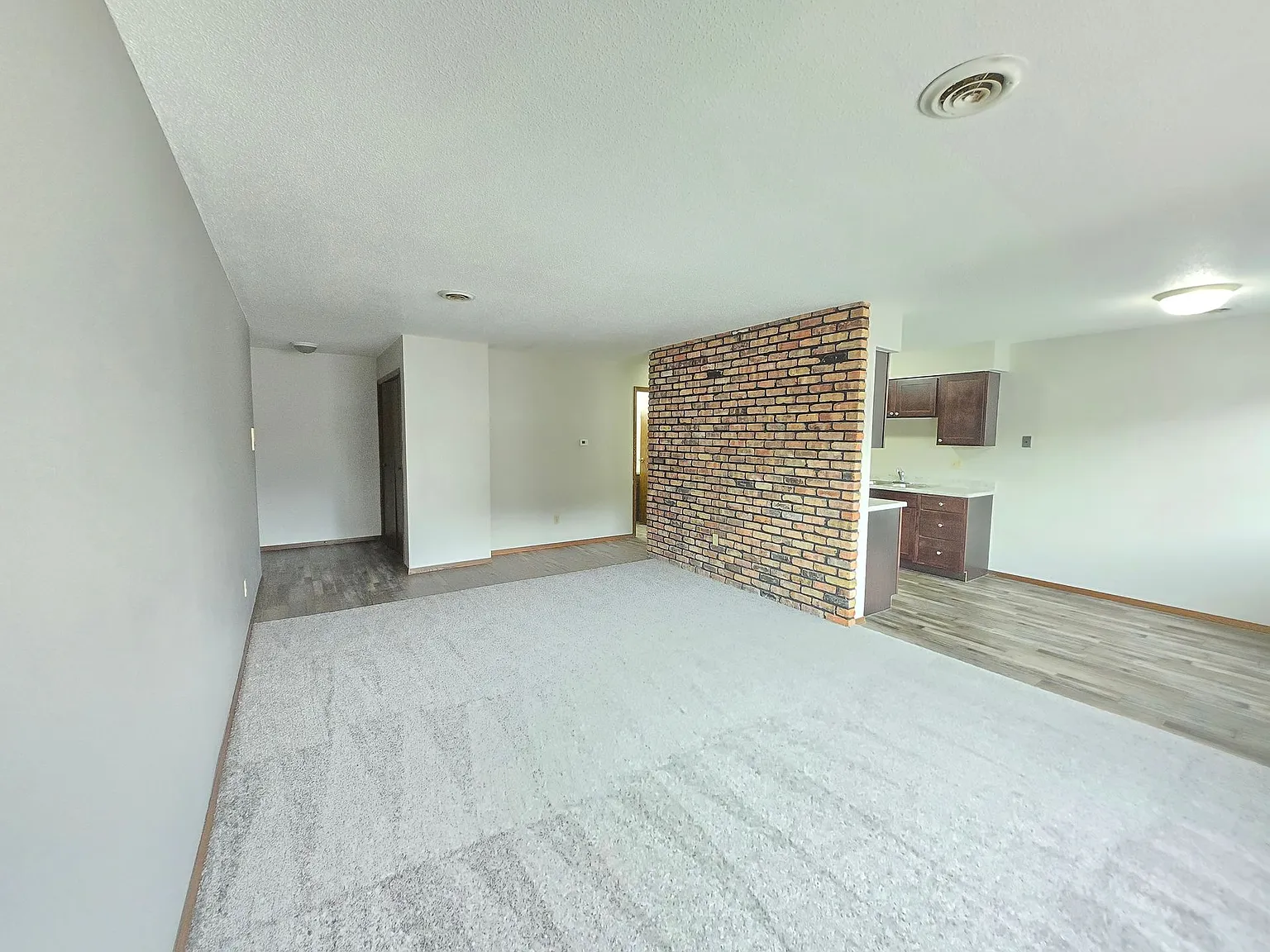Diplomat Apartments — Photo 4