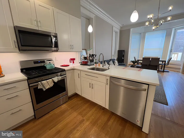2126 Locust St #1R — Photo 5